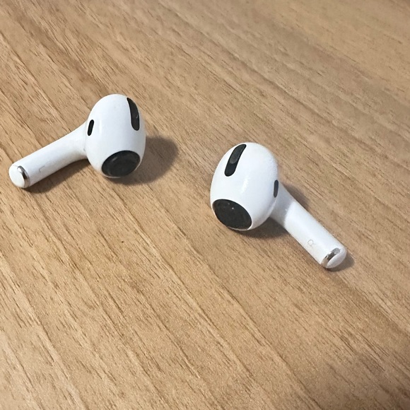 AirPod Pro with Wireless Case (2nd Gen) - Picture 5 of 9